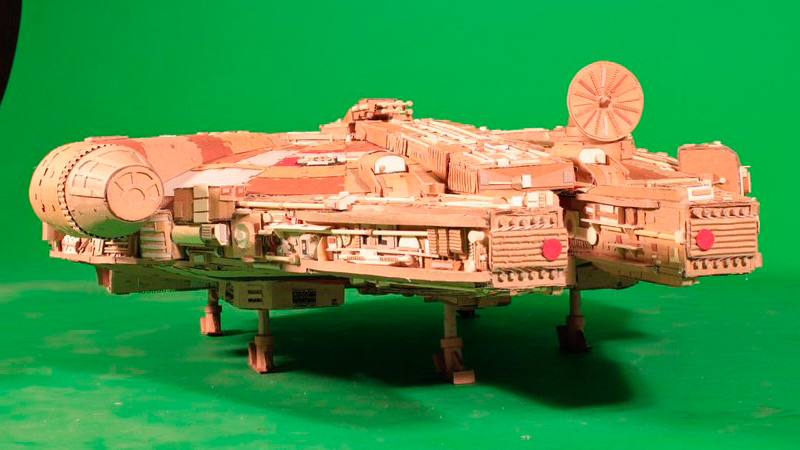 Illustration for article titled An Immaculate Millennium Falcon Model Made Entirely Of Cardboard